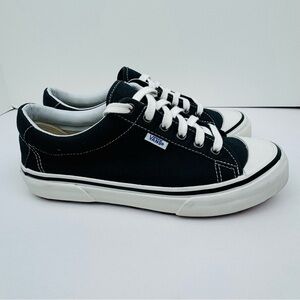 Vans Style 29 Anaheim Factory. Black and white low-top sneakers. Women’s size 9.